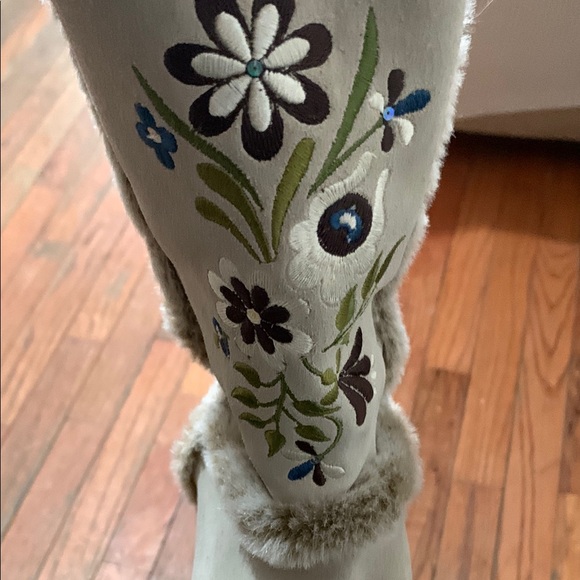 Embroidered Beige Winter Boots - Picture 7 of 9